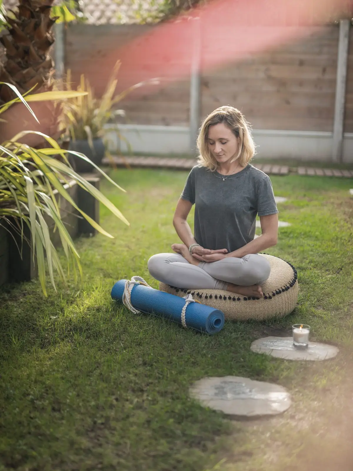Méditation assise sur un coussin, dans un jardin